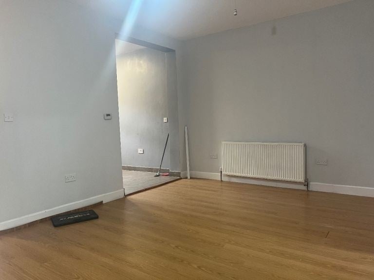 Flat Greenford Road in Greater London