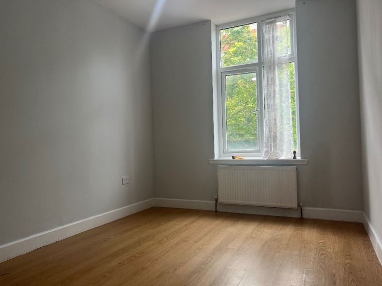 Flat Greenford Road in Greater London