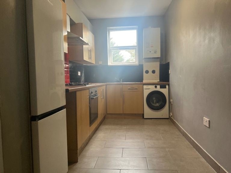 Flat Greenford Road in Greater London