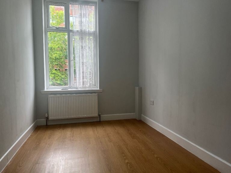 Flat Greenford Road in Greater London