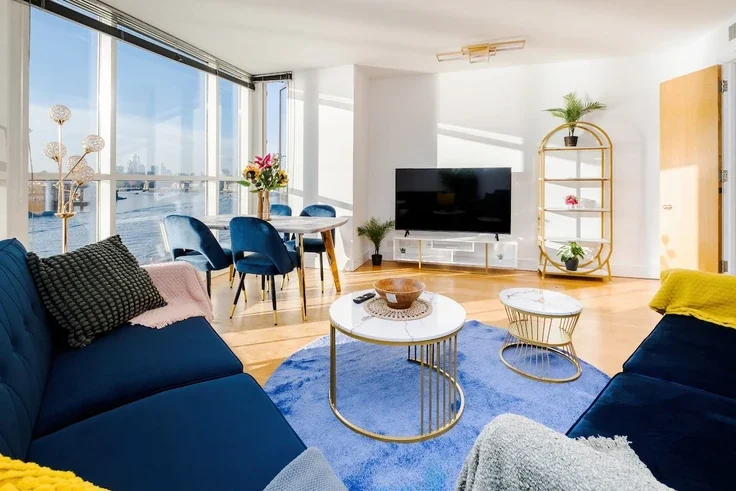 Flat Westferry Circus in Greater London