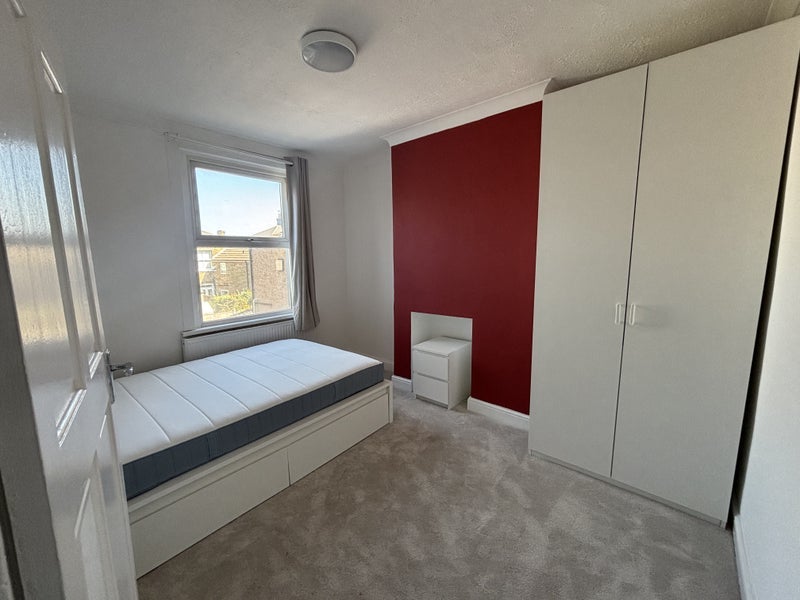 Room St George's Road in Greater London