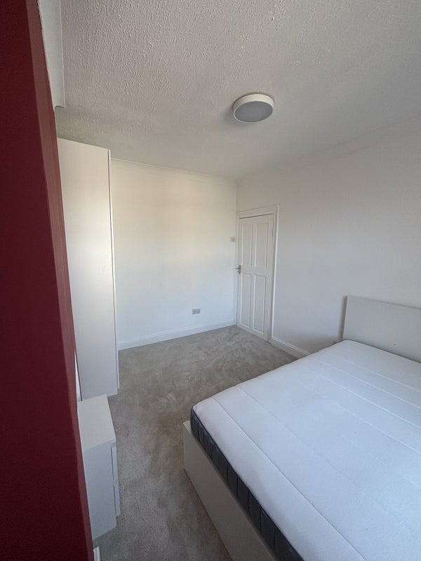 Room St George's Road in Greater London