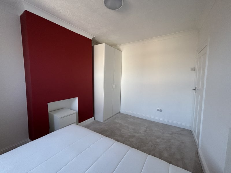 Room St George's Road in Greater London