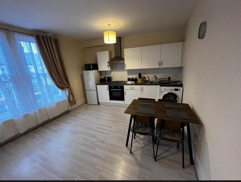 Flat Tooting High Street in Greater London