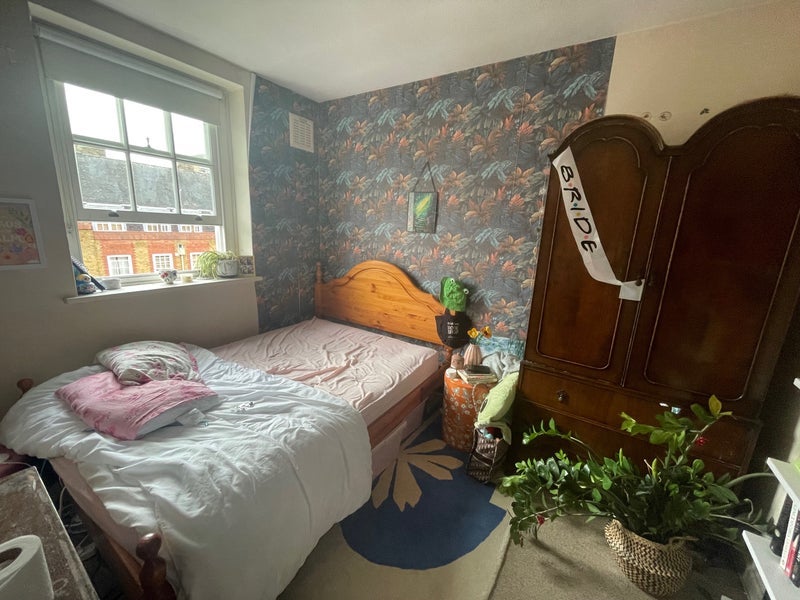Room Vicarage Crescent in Greater London