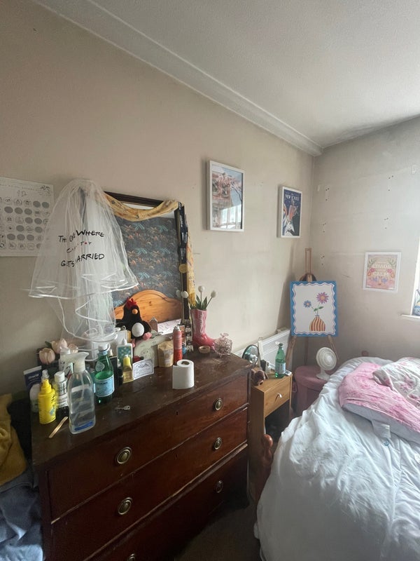 Room Vicarage Crescent in Greater London