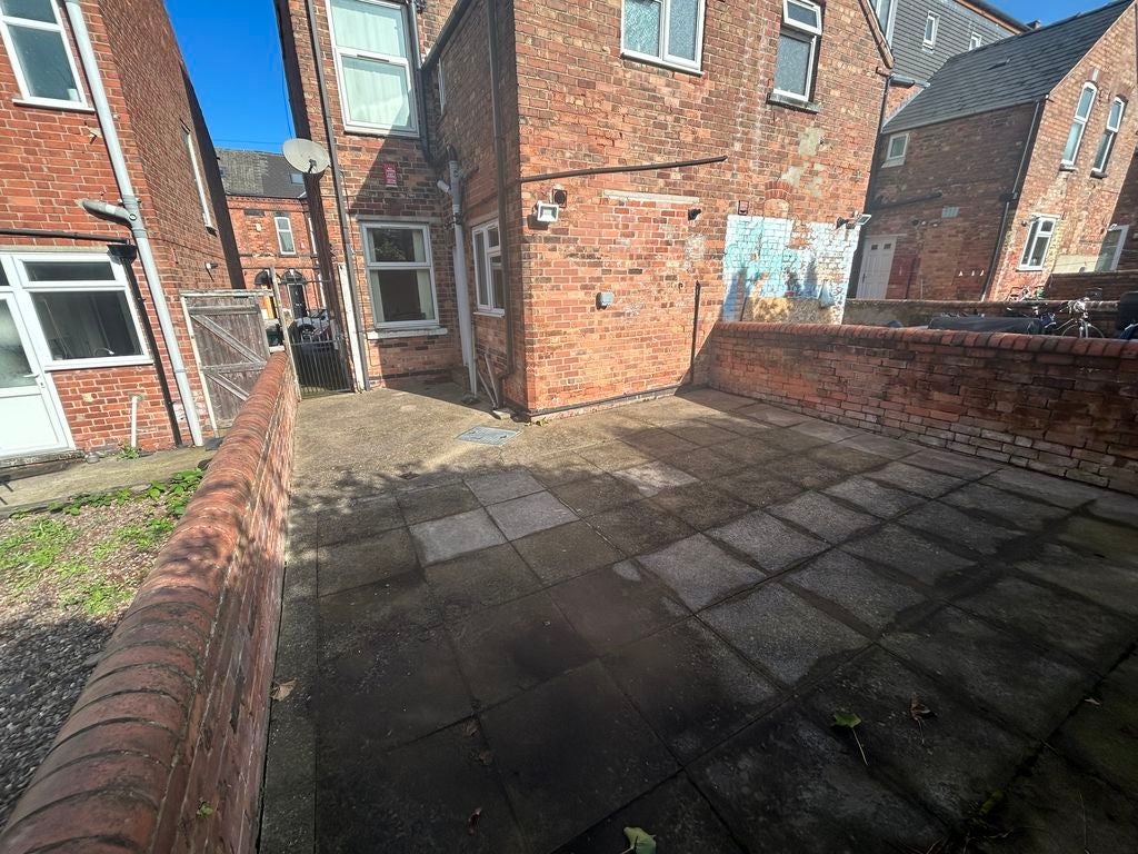 Room Johnson Road in Nottingham