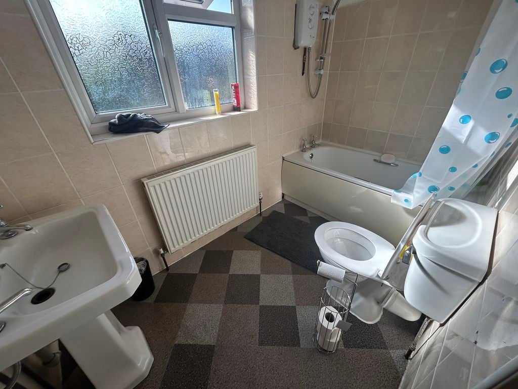 Room Johnson Road in Nottingham