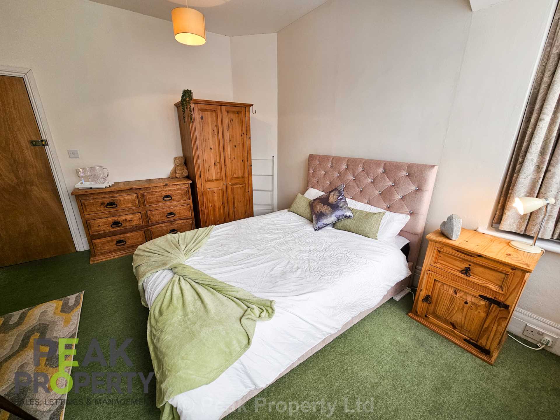 Room Canewdon Road in Southend-on-Sea