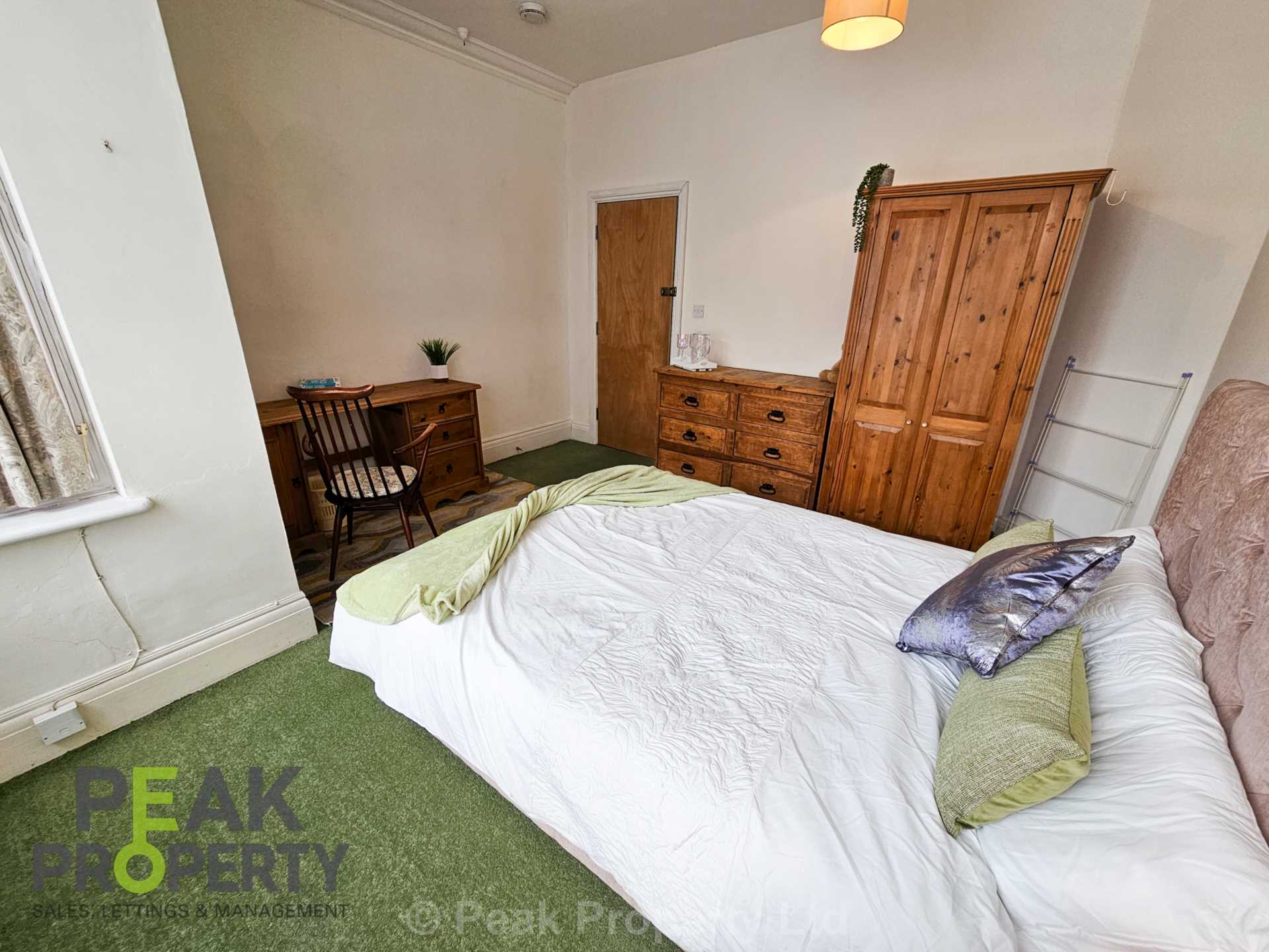 Room Canewdon Road in Southend-on-Sea