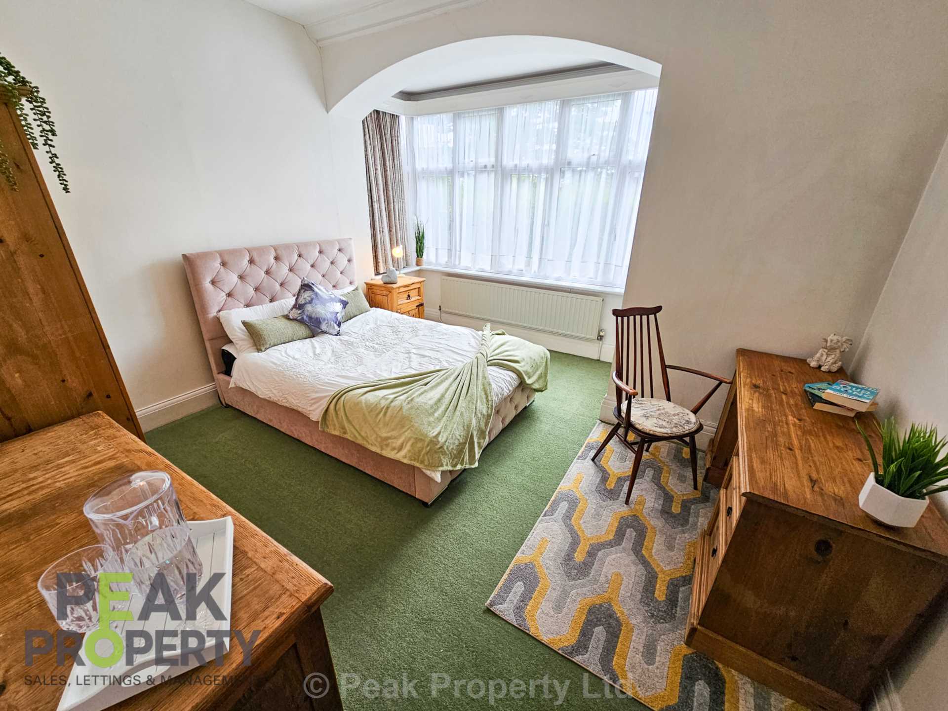 Room Canewdon Road in Southend-on-Sea
