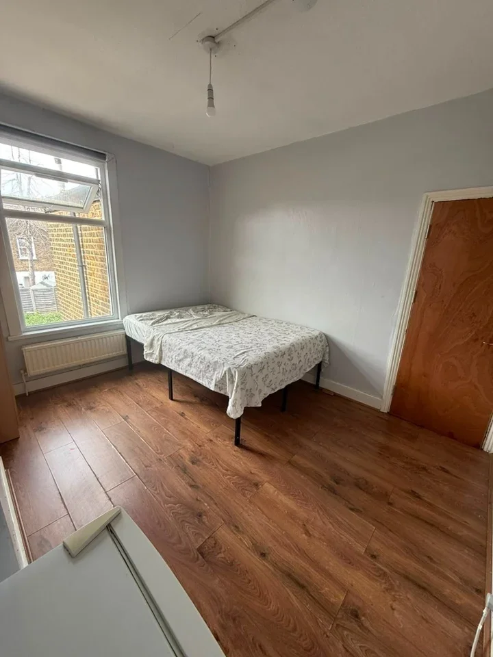 Room Strode Road in Greater London