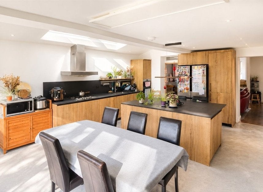 House Henslowe Road in Greater London