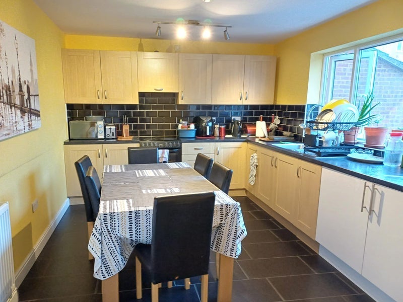 Room Winstone Close in Redditch