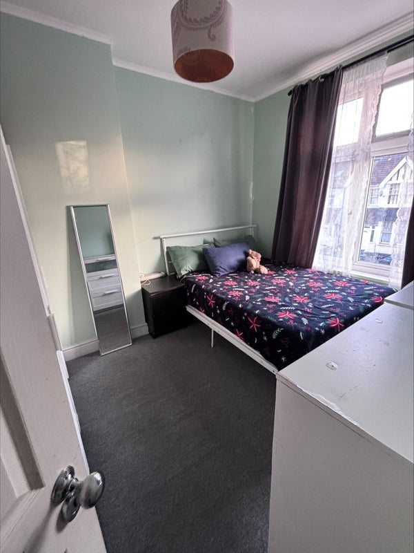 Flat Melfort Road in Greater London