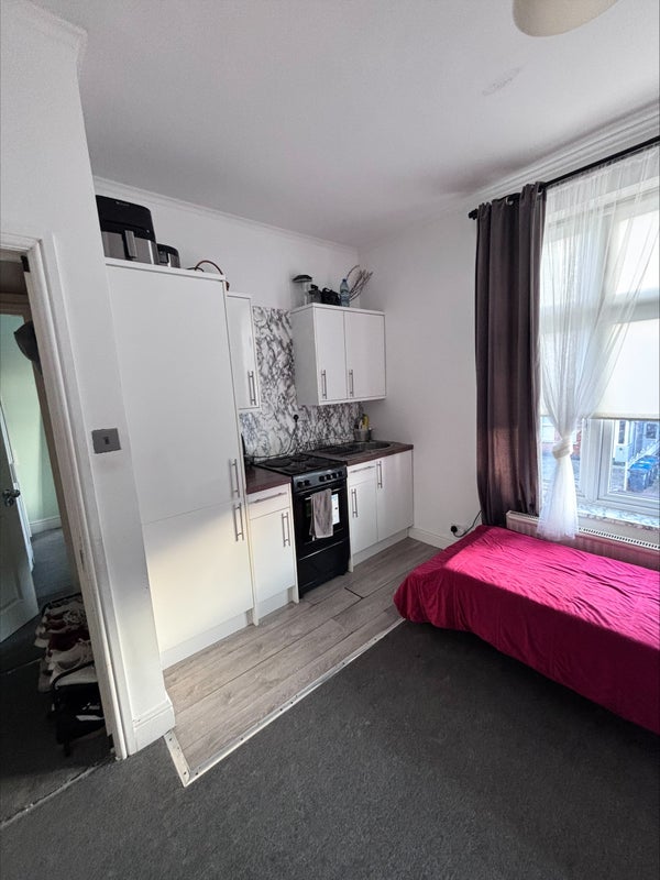 Flat Melfort Road in Greater London