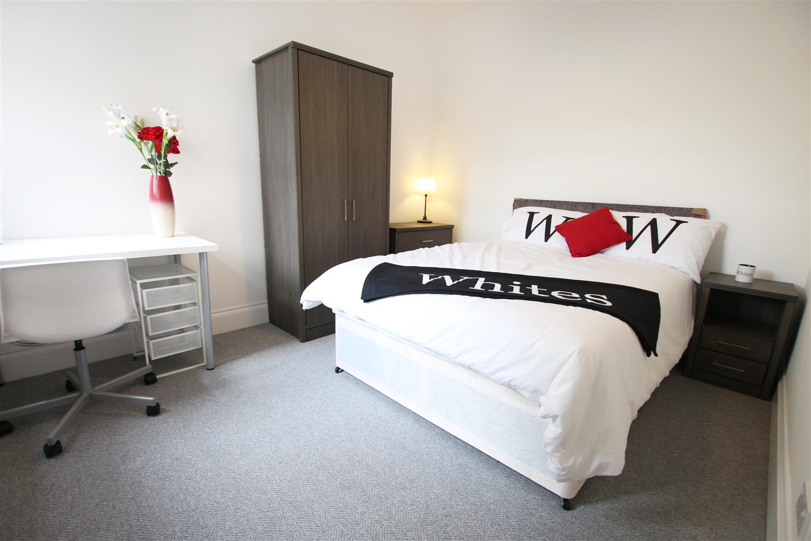 Room Lutterworth Road in Northampton