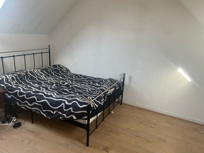 Room Coxmount Road in Greater London
