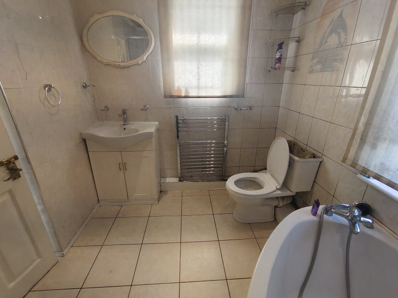 Room Coxmount Road in Greater London