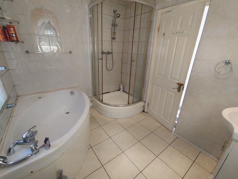 Room Coxmount Road in Greater London