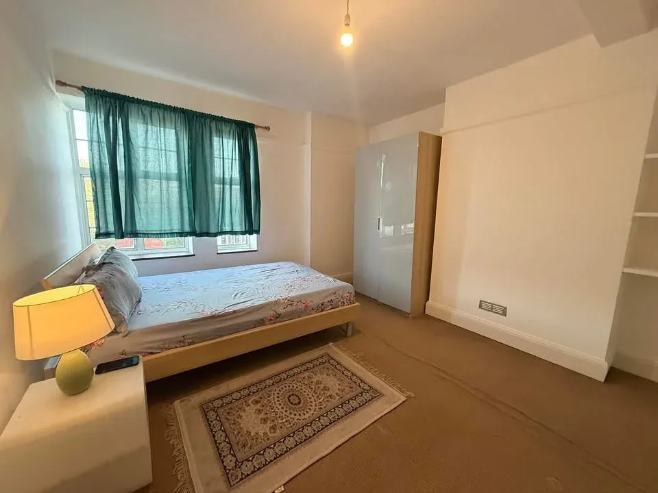 Room Barking Road in Greater London