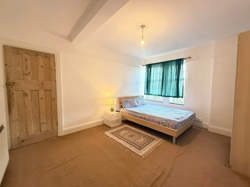 Room Barking Road in Greater London