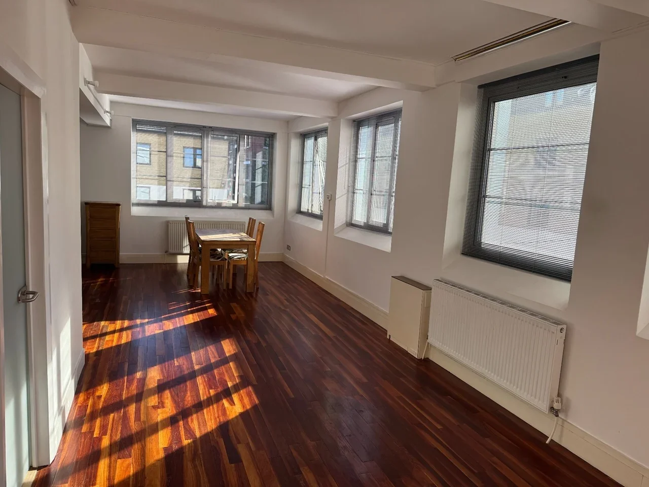 Flat Sunlight Square in Greater London