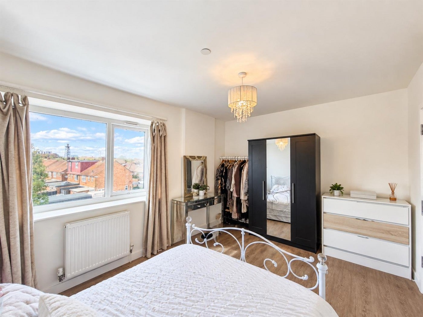 Flat Hatton Road in Greater London