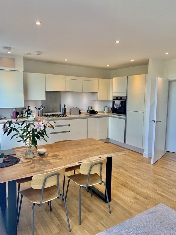 Room Manor Road in Greater London