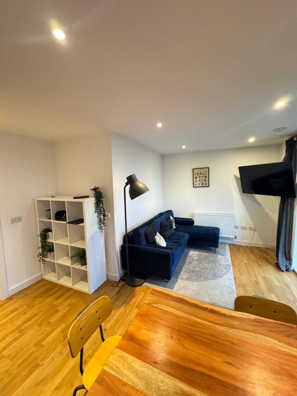 Room Manor Road in Greater London