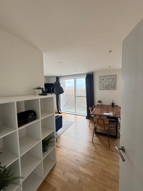 Room Manor Road in Greater London