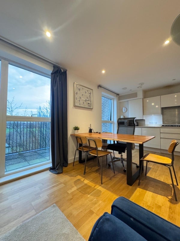 Room Manor Road in Greater London