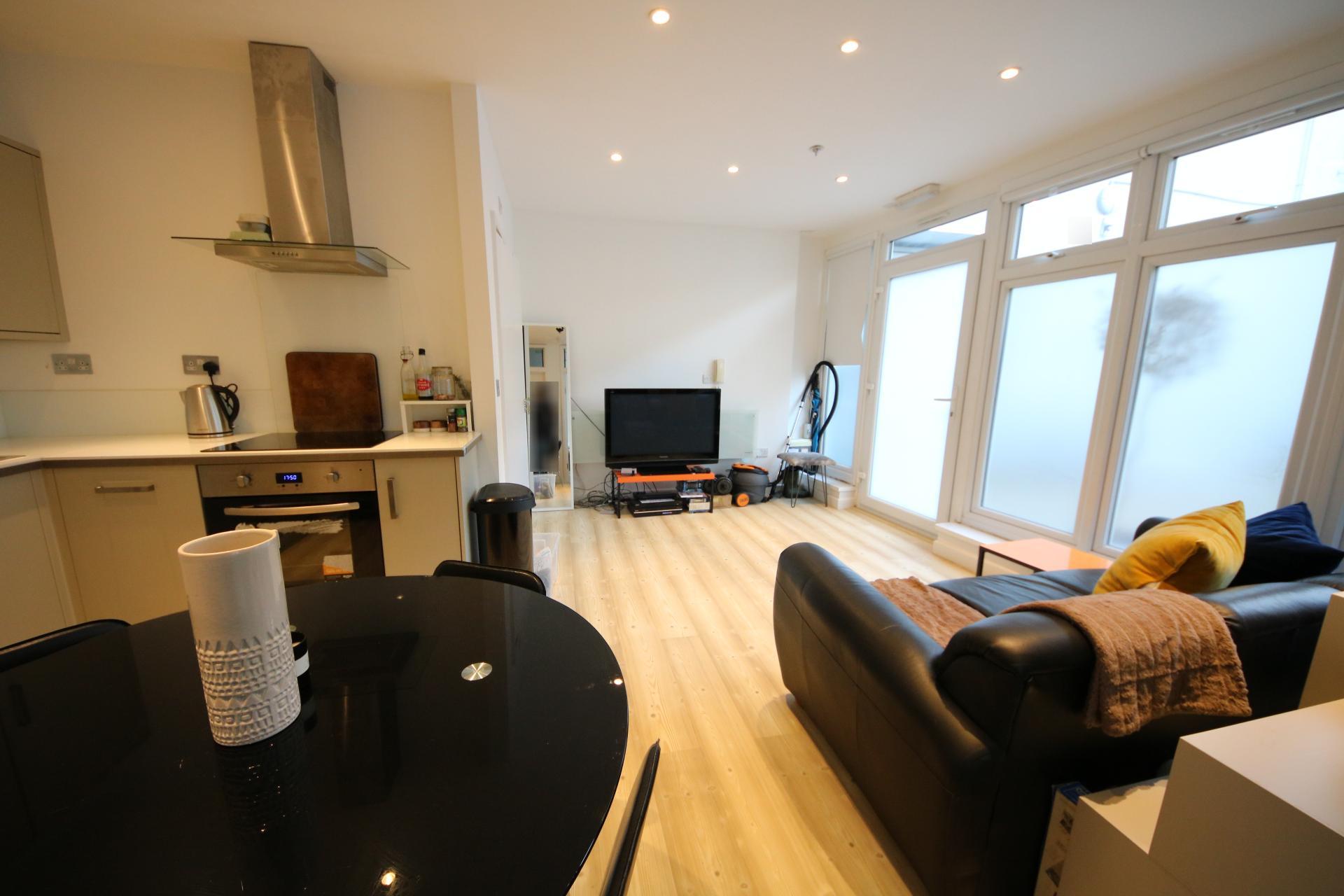 Flat Mowlem Street in Greater London