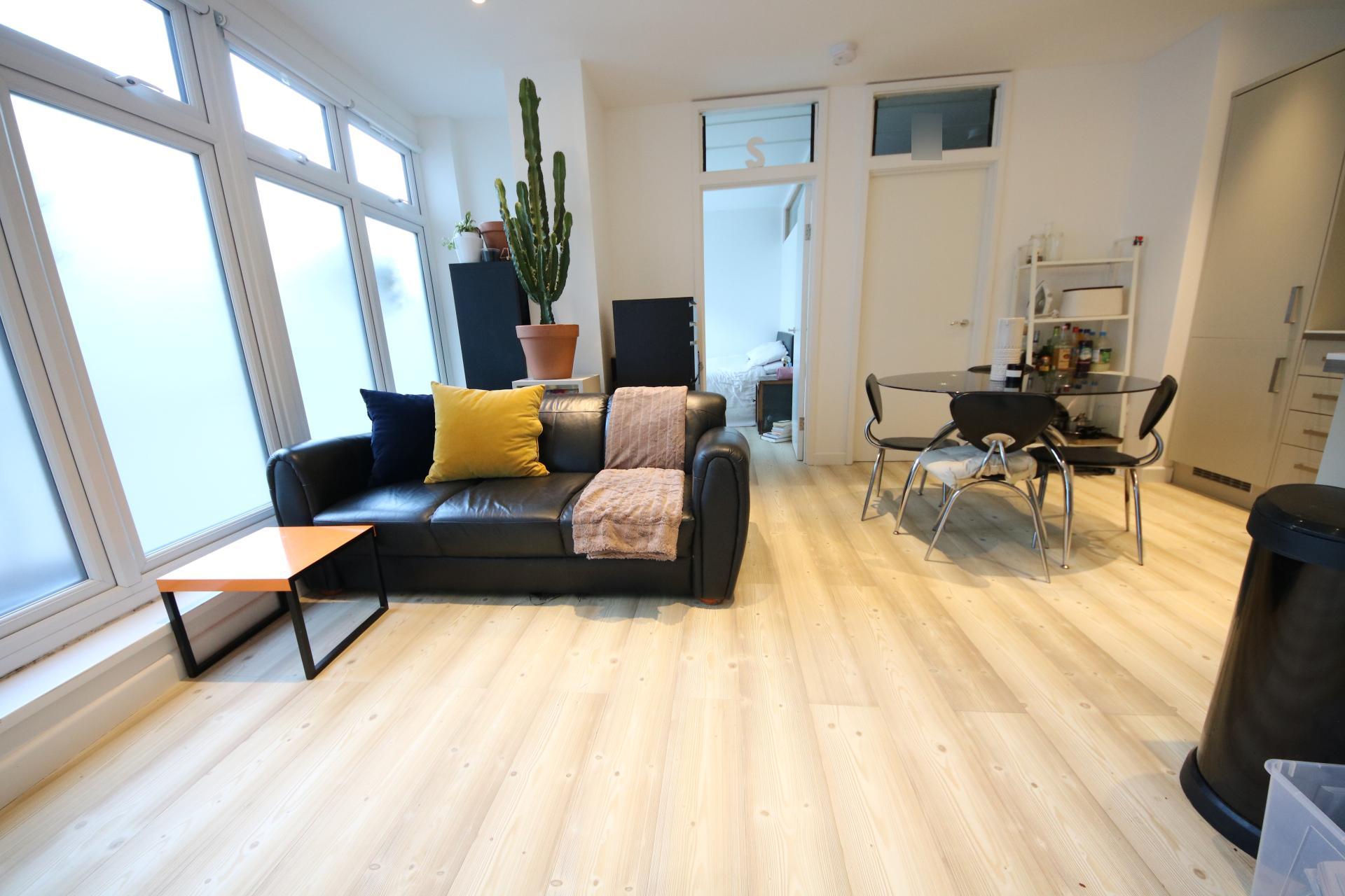 Flat Mowlem Street in Greater London
