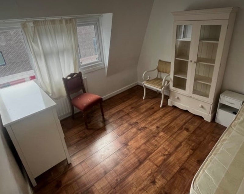 Room Manor Grove in Greater London