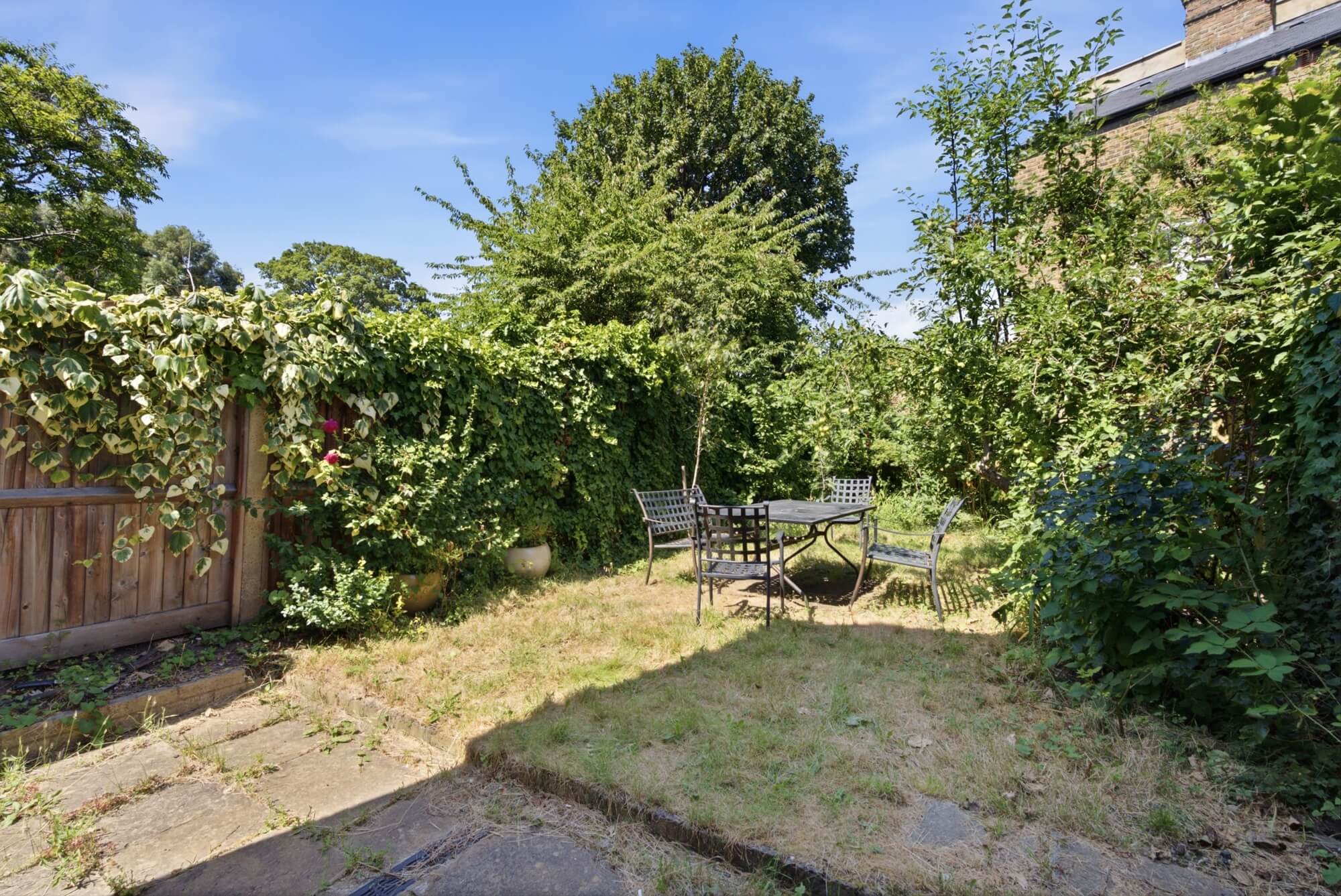 House Narbonne Avenue in Greater London