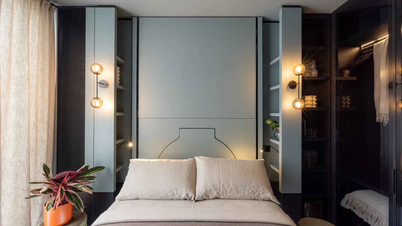 Flat Haydon Way in Greater London