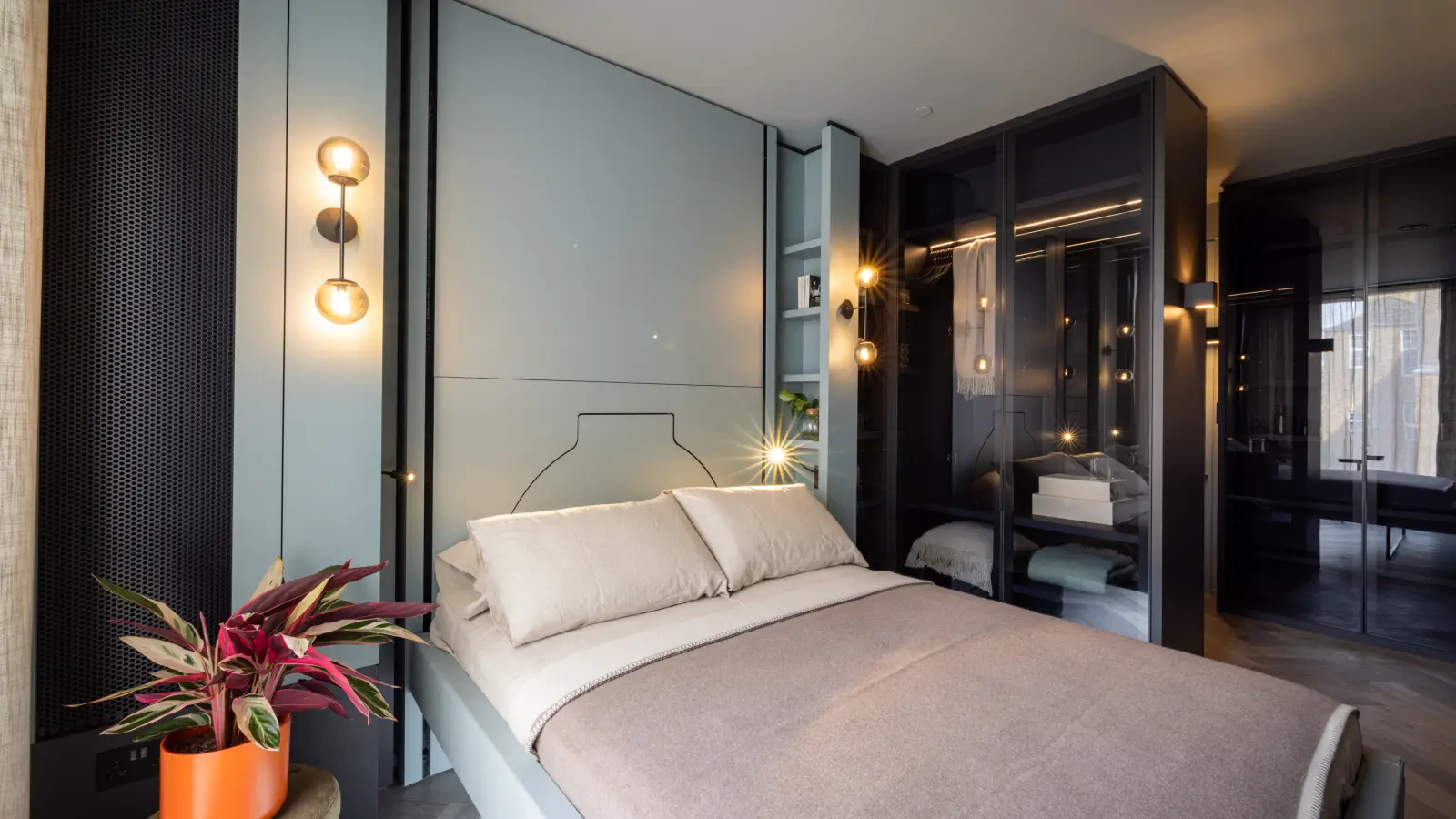 Flat Haydon Way in Greater London