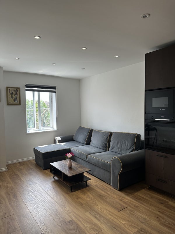Room Viscount Drive in Greater London