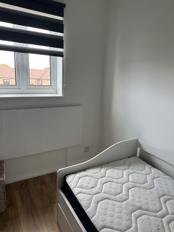 Room Viscount Drive in Greater London