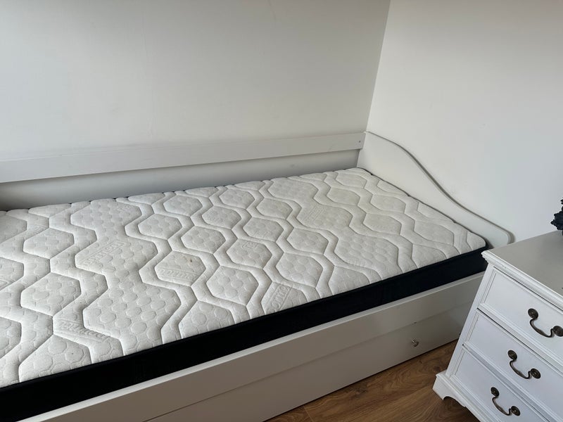 Room Viscount Drive in Greater London