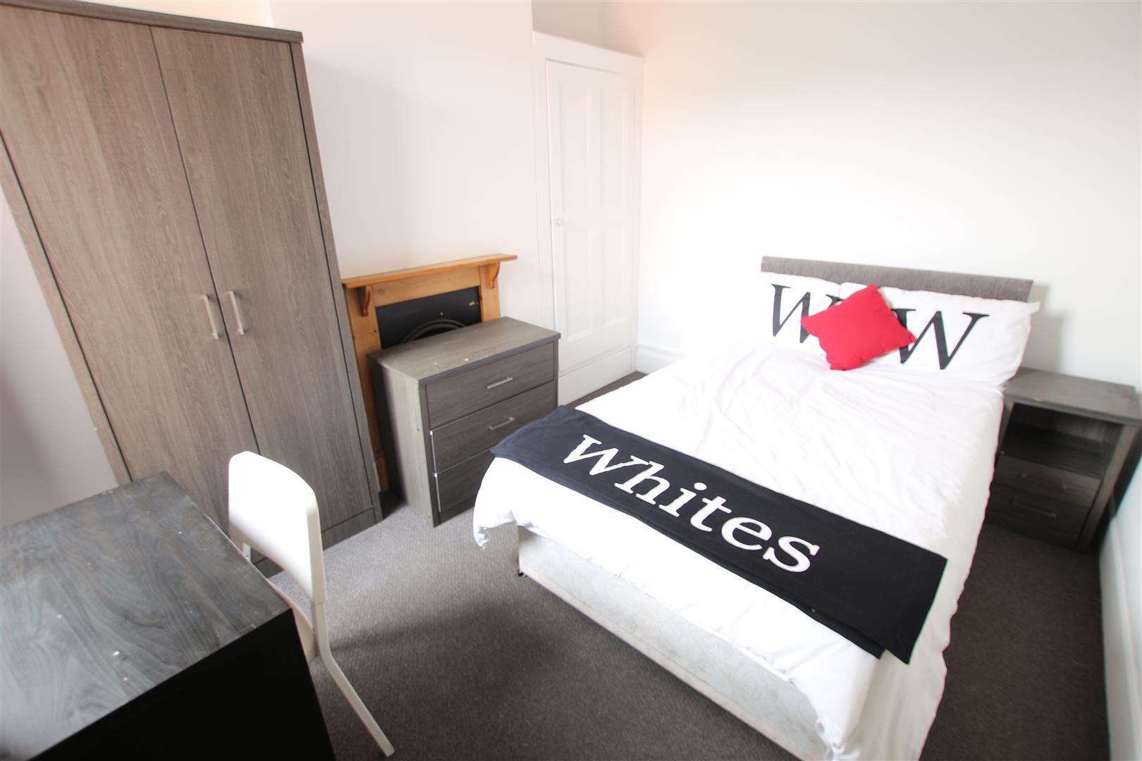 Room Lutterworth Road in Northampton
