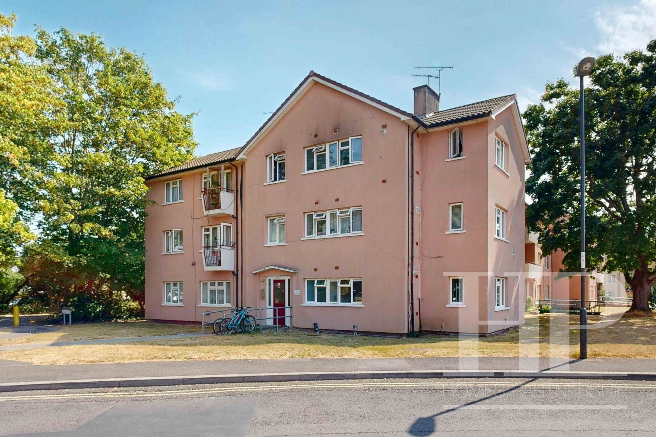 Flat Sunnymead in Crawley