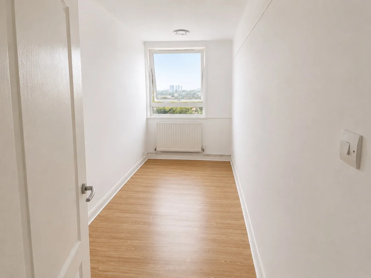 Flat Westferry Road in Greater London