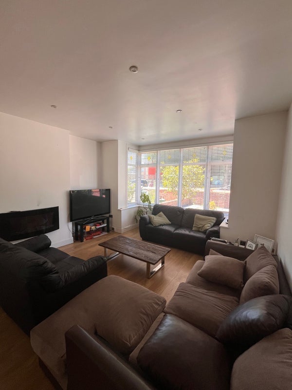 Room Biddestone Road in Greater London
