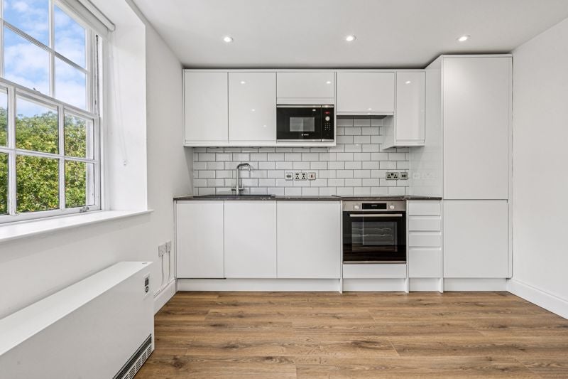 Flat Broadway in Greater London
