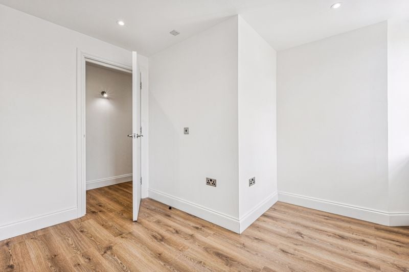 Flat Broadway in Greater London