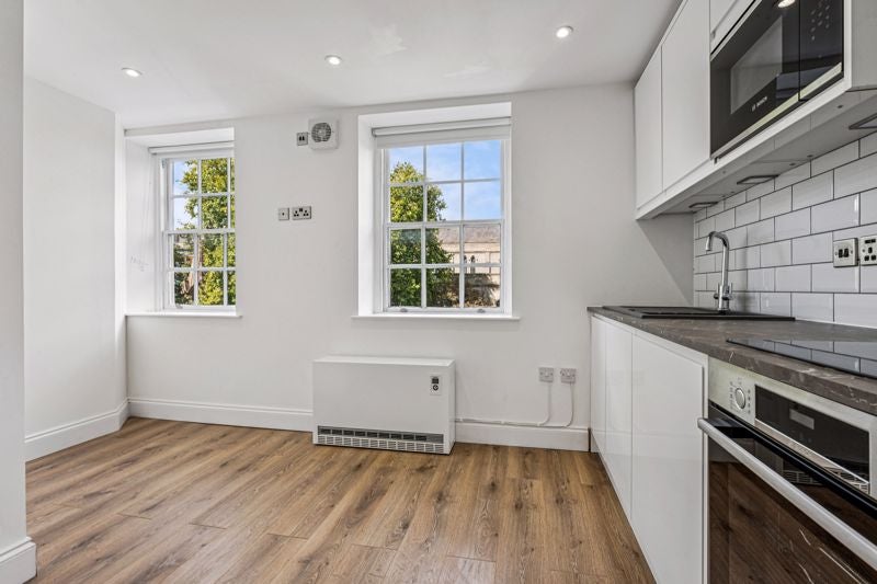 Flat Broadway in Greater London