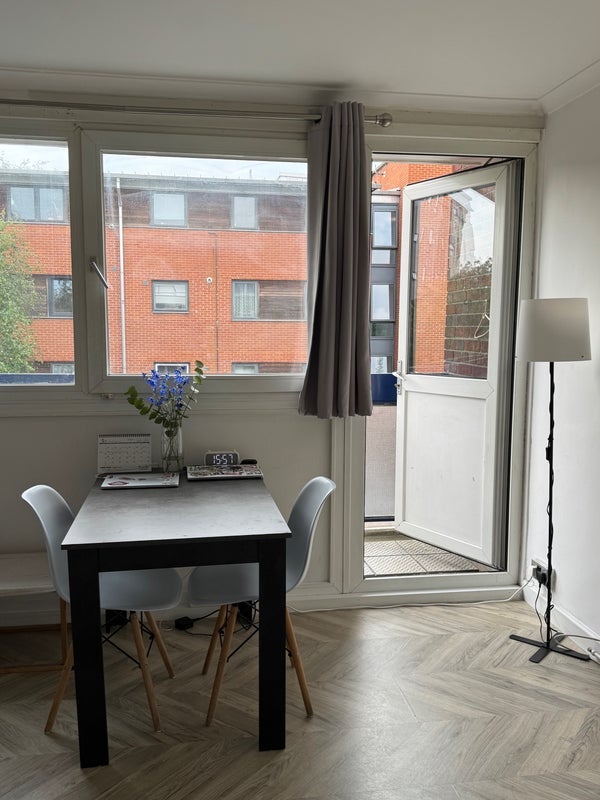 Room Twyford Street in Greater London